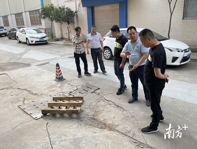 梁伟洪(右二)在现场了解路面维修情况。 梁伟洪(右二)在现场了解路面维修情况。