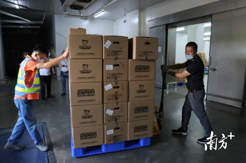 周黑鸭工作人员正在配送食材 周黑鸭工作人员正在配送食材