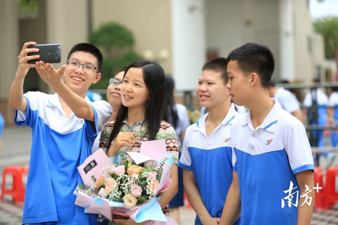 佛山市华英学校毕业班学生和老师合影留念.受访单位供图