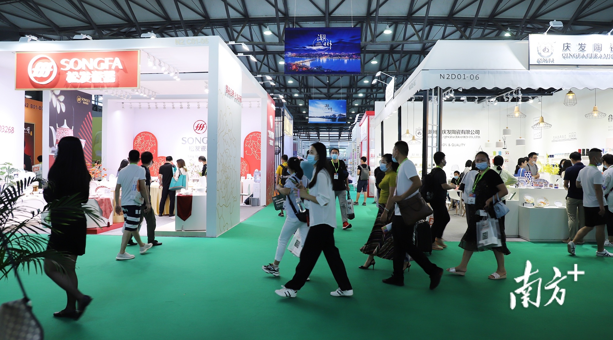 2020年上海国际尚品家居展的“中国瓷都·潮州专馆”现场。