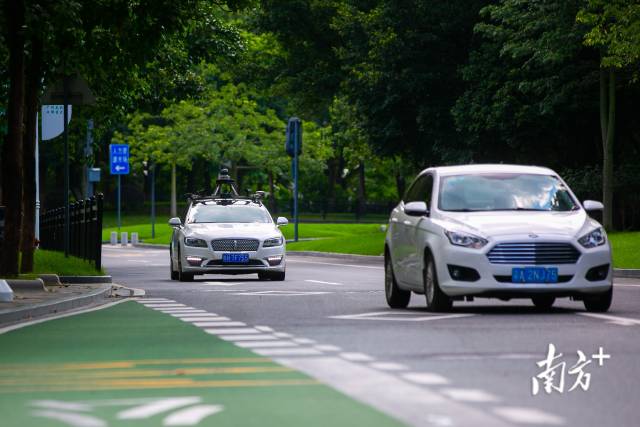 自动驾驶网约车正平稳的行驶在道路上