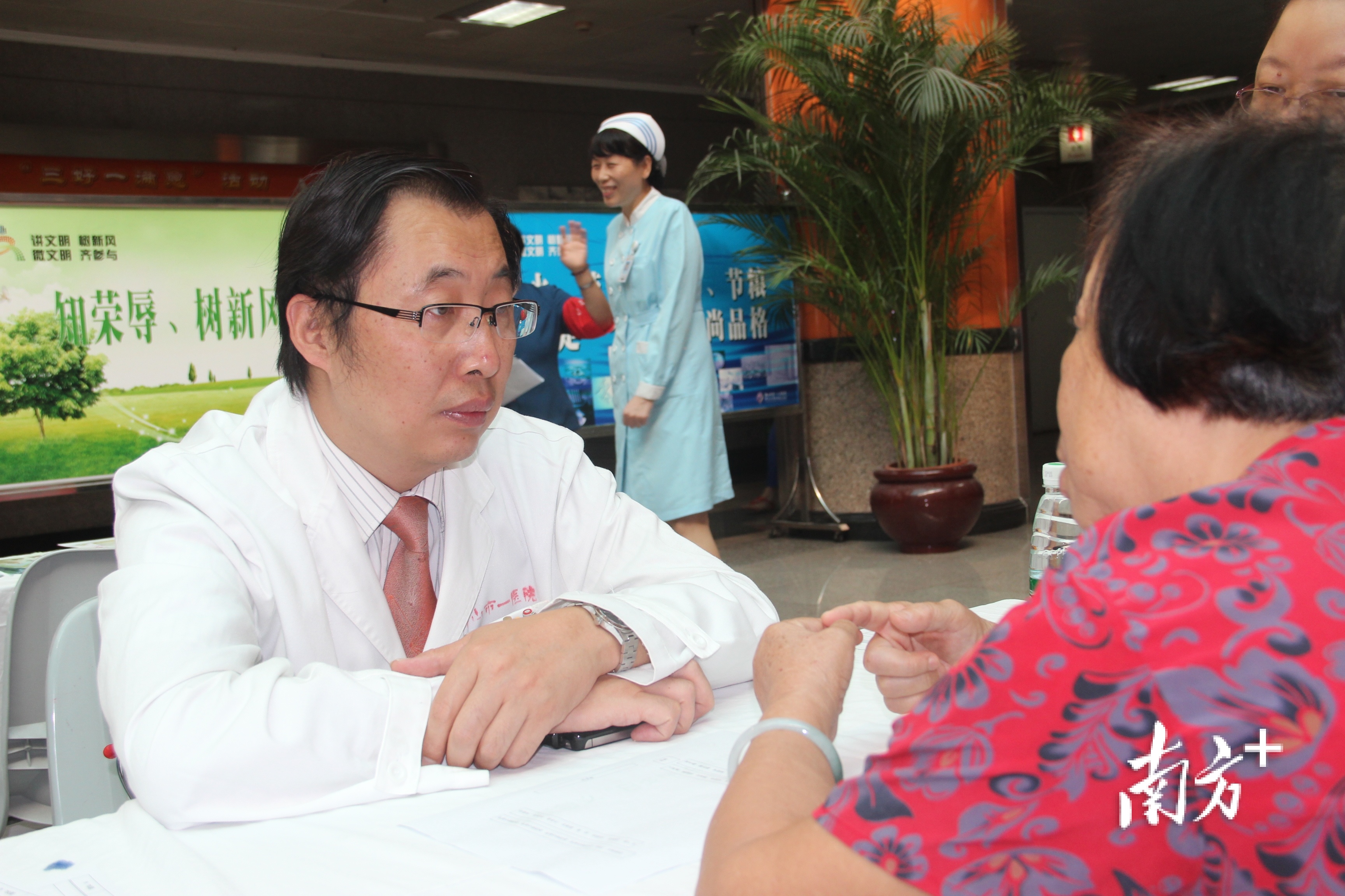  栾晓军（左）在义诊。受访者供图