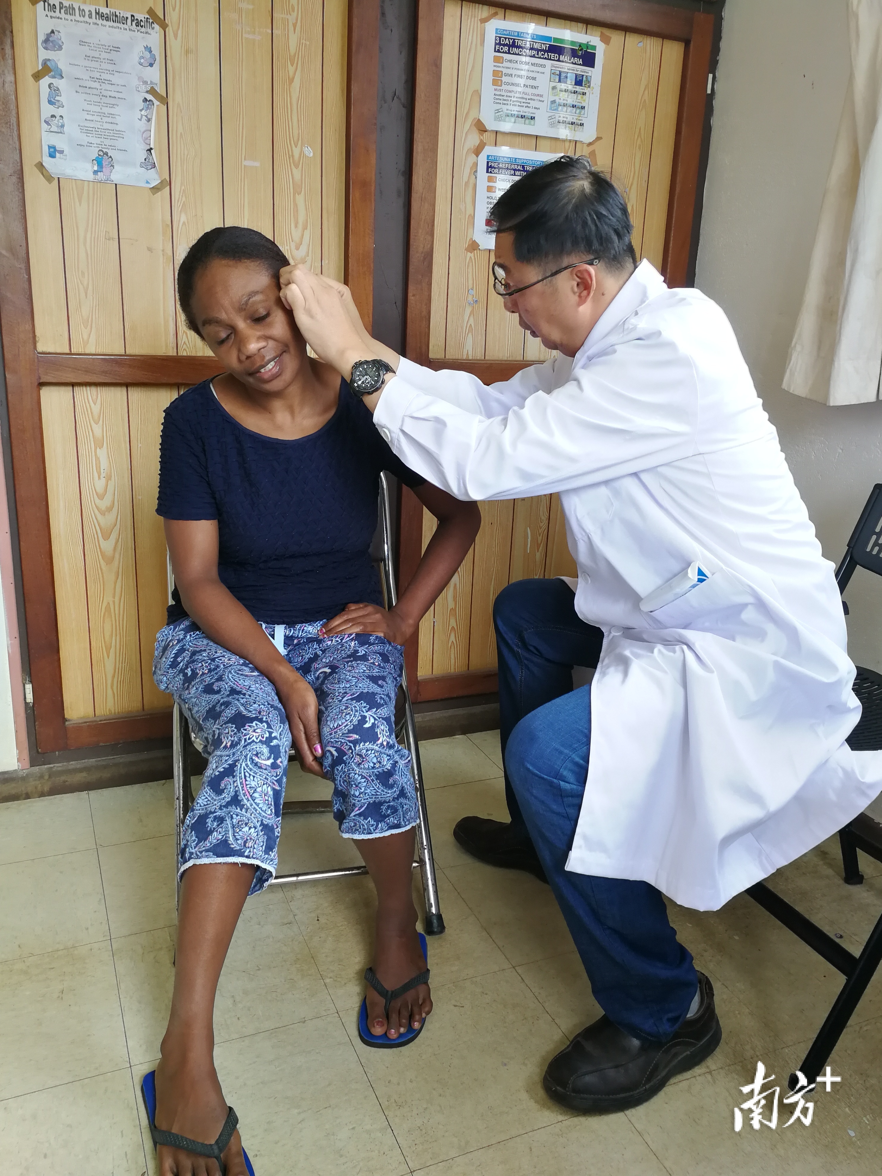  在瓦努阿图替当地患者看病。受访者供图
