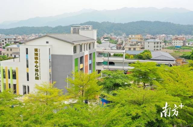 蕉城镇中心幼儿园进行改造升级,并扩大招生规模.汪敬淼 摄