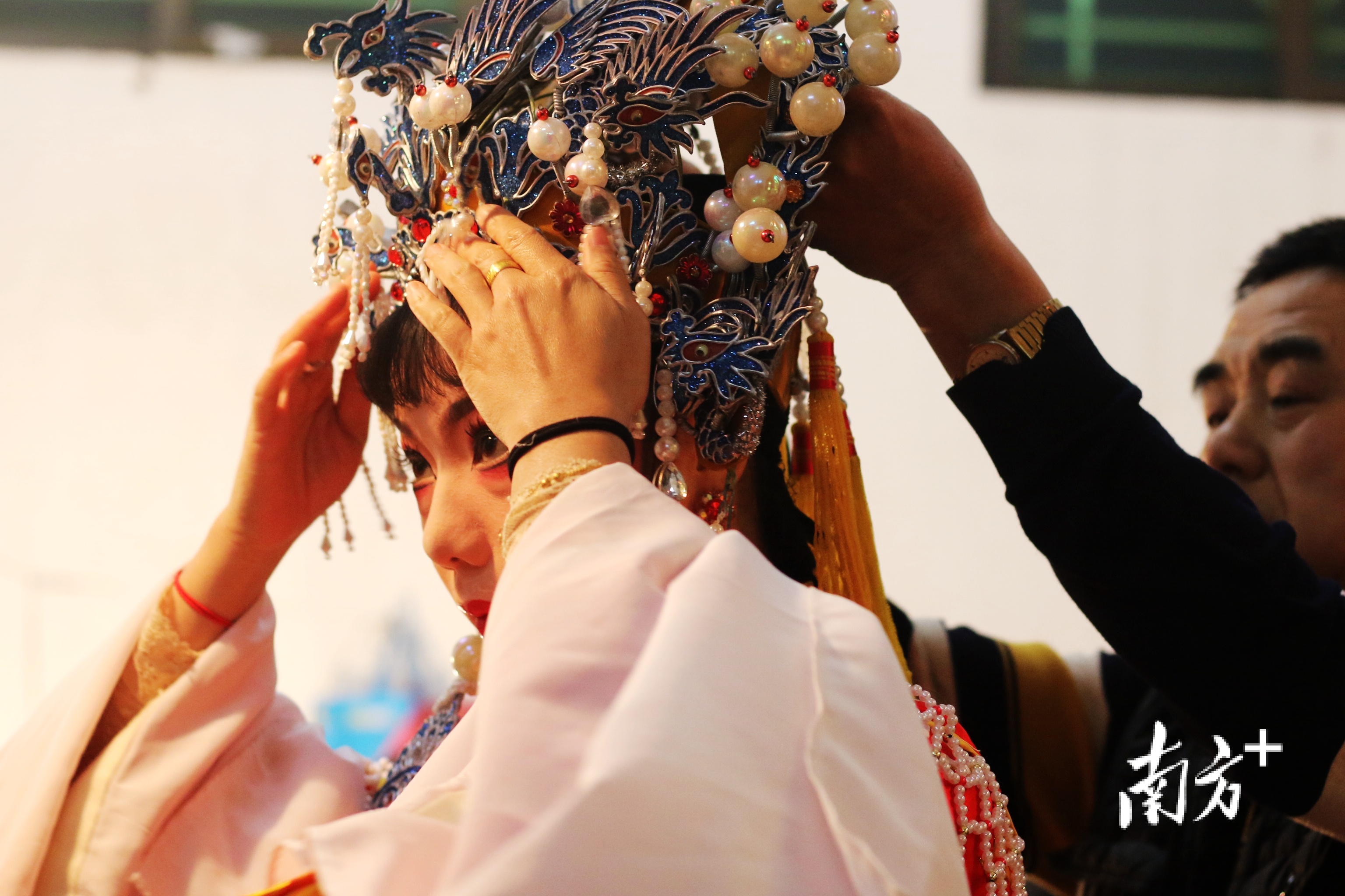 潮剧盔头是传统戏剧角色身份的象征，是潮剧艺术的重要组成部分。