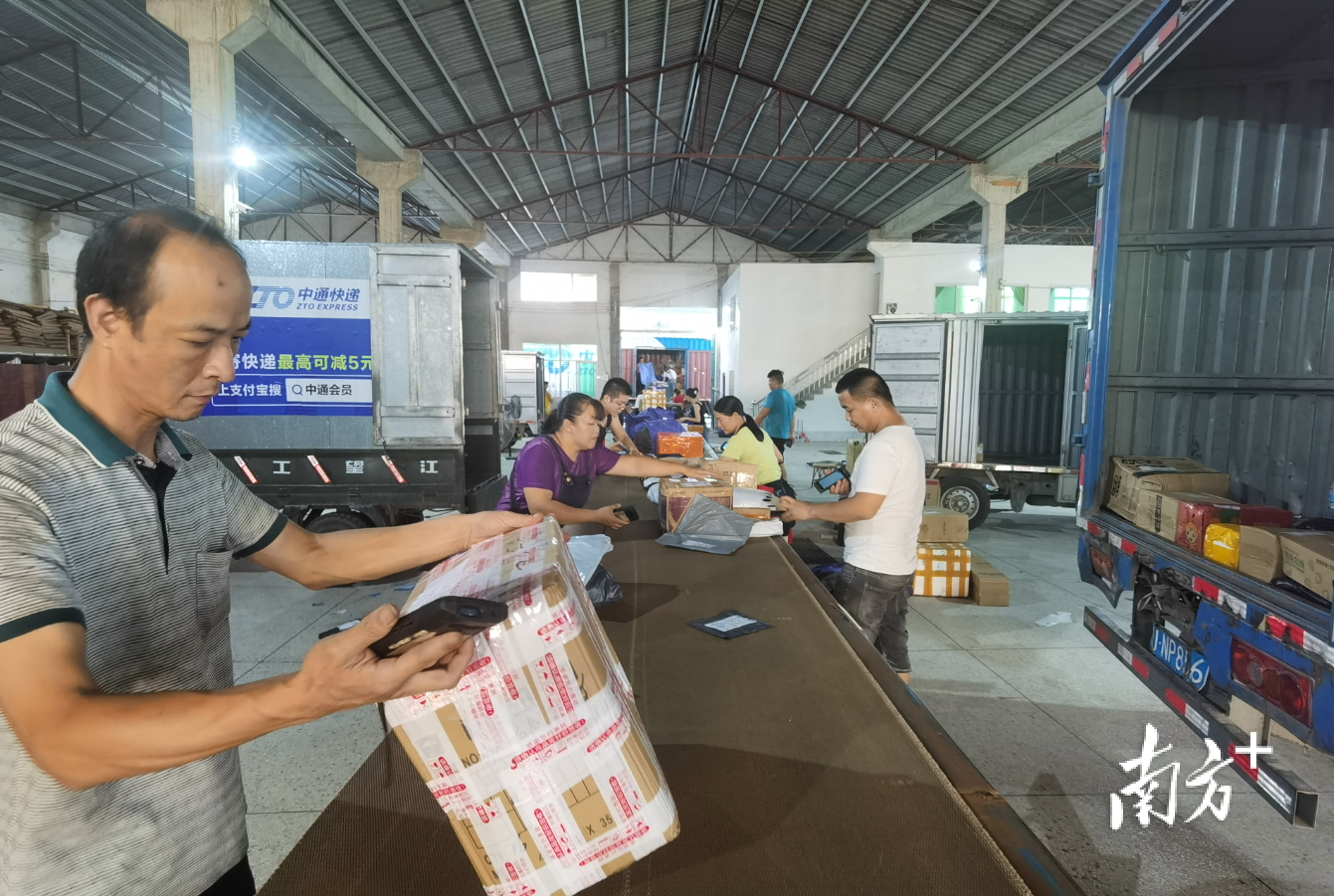 潮州市饶北物流产业园，工作人员正在卸货。郑淼鑫 摄