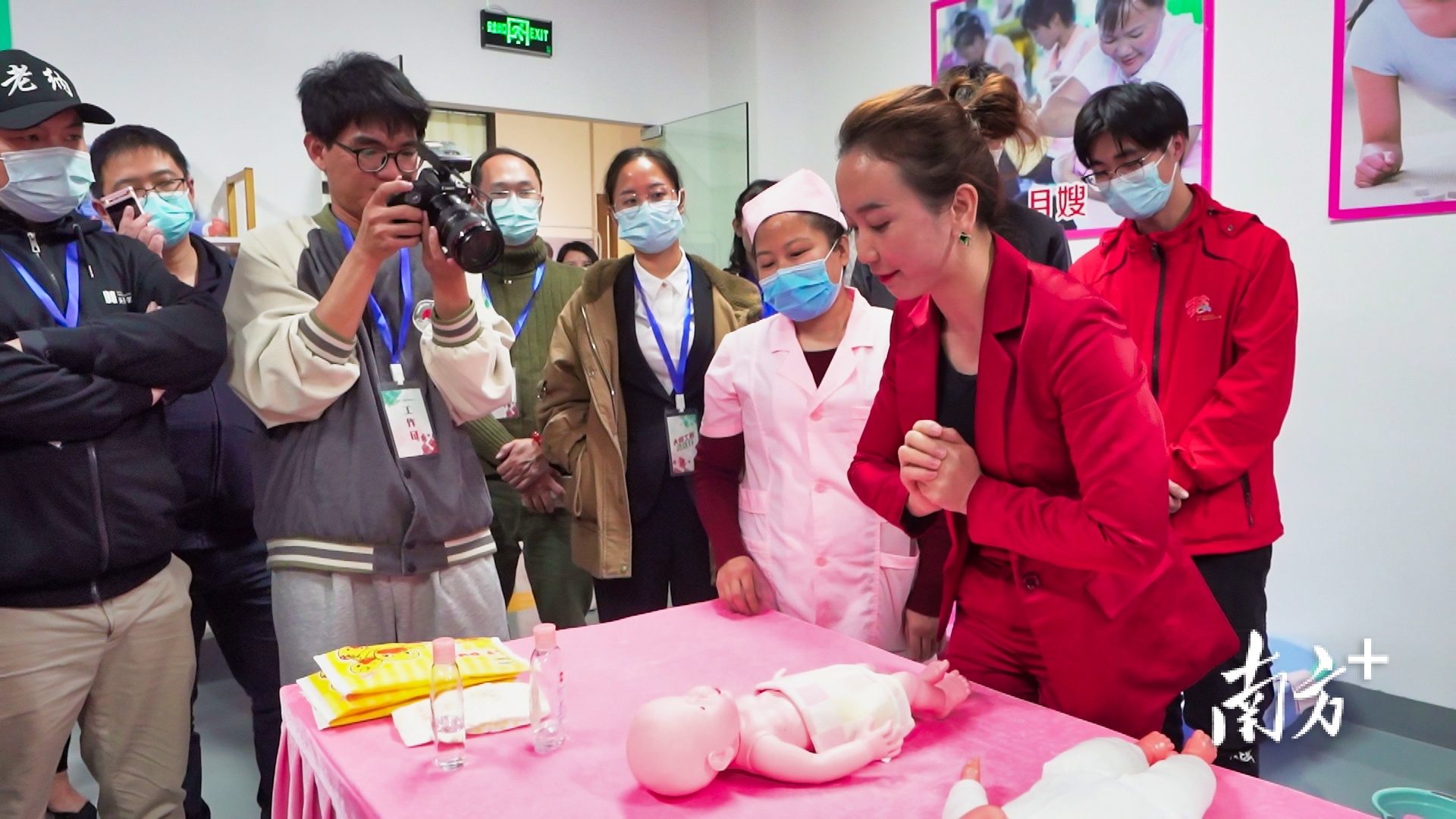 廖何梅在展示婴儿抚触操技巧。