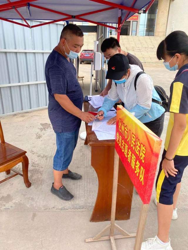 化州市人民法院门岗亭：疫情之下特殊的“调解室”