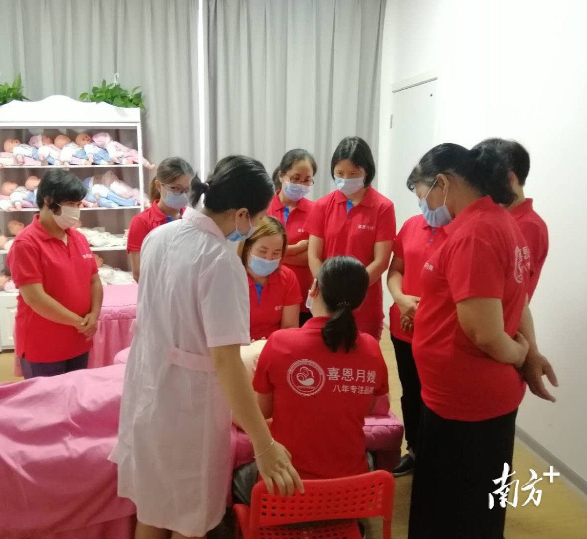 从业员参与实操培训。