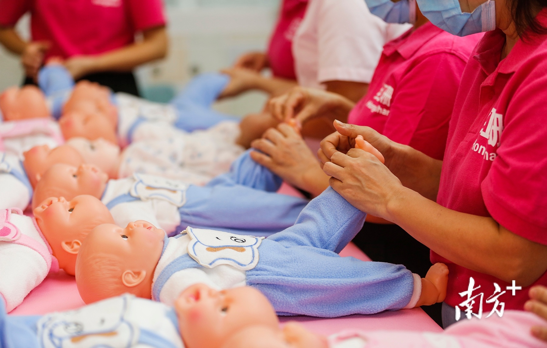 家政服务人员参与培训。