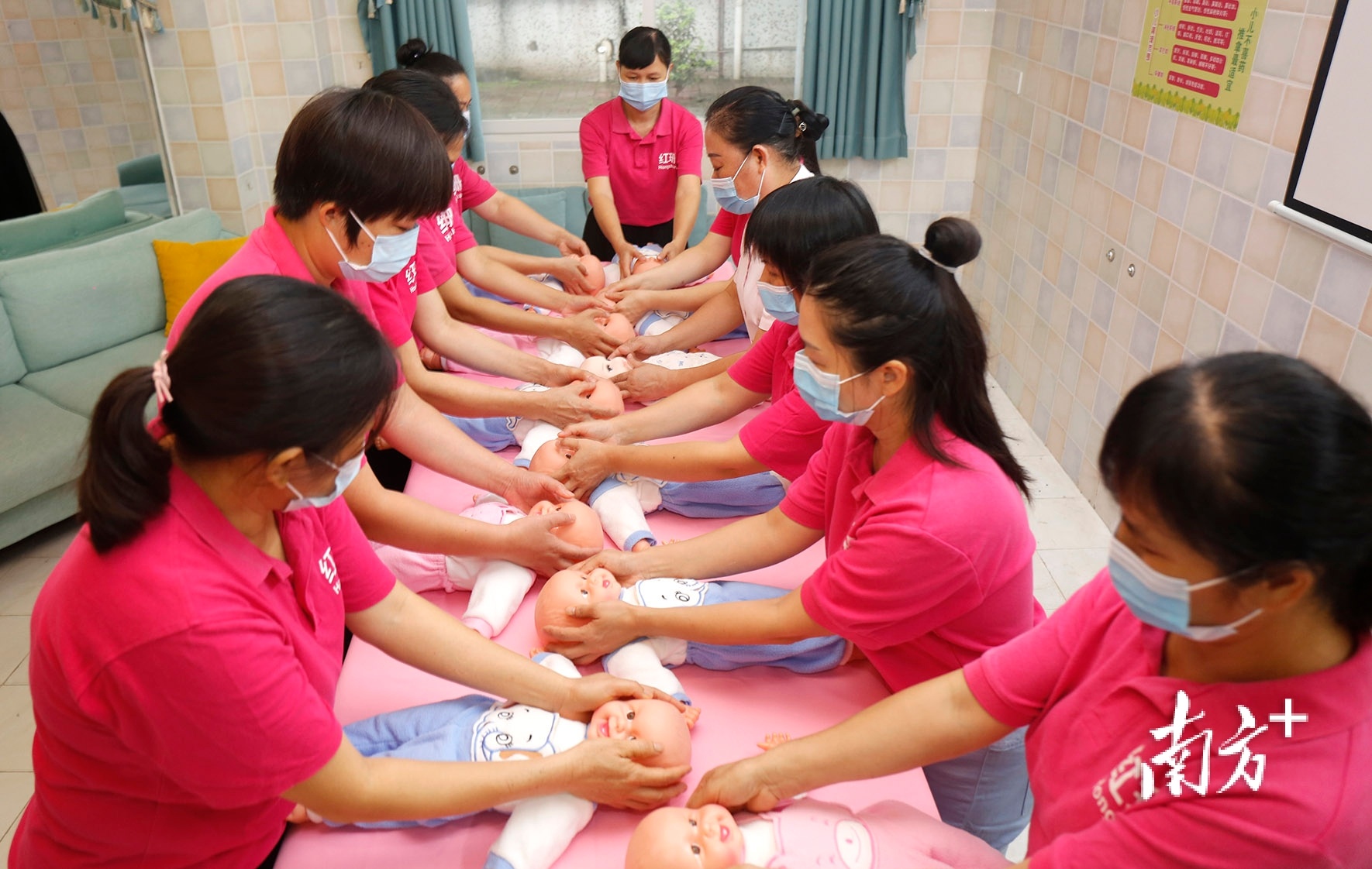 红珊月嫂员工参与培训。