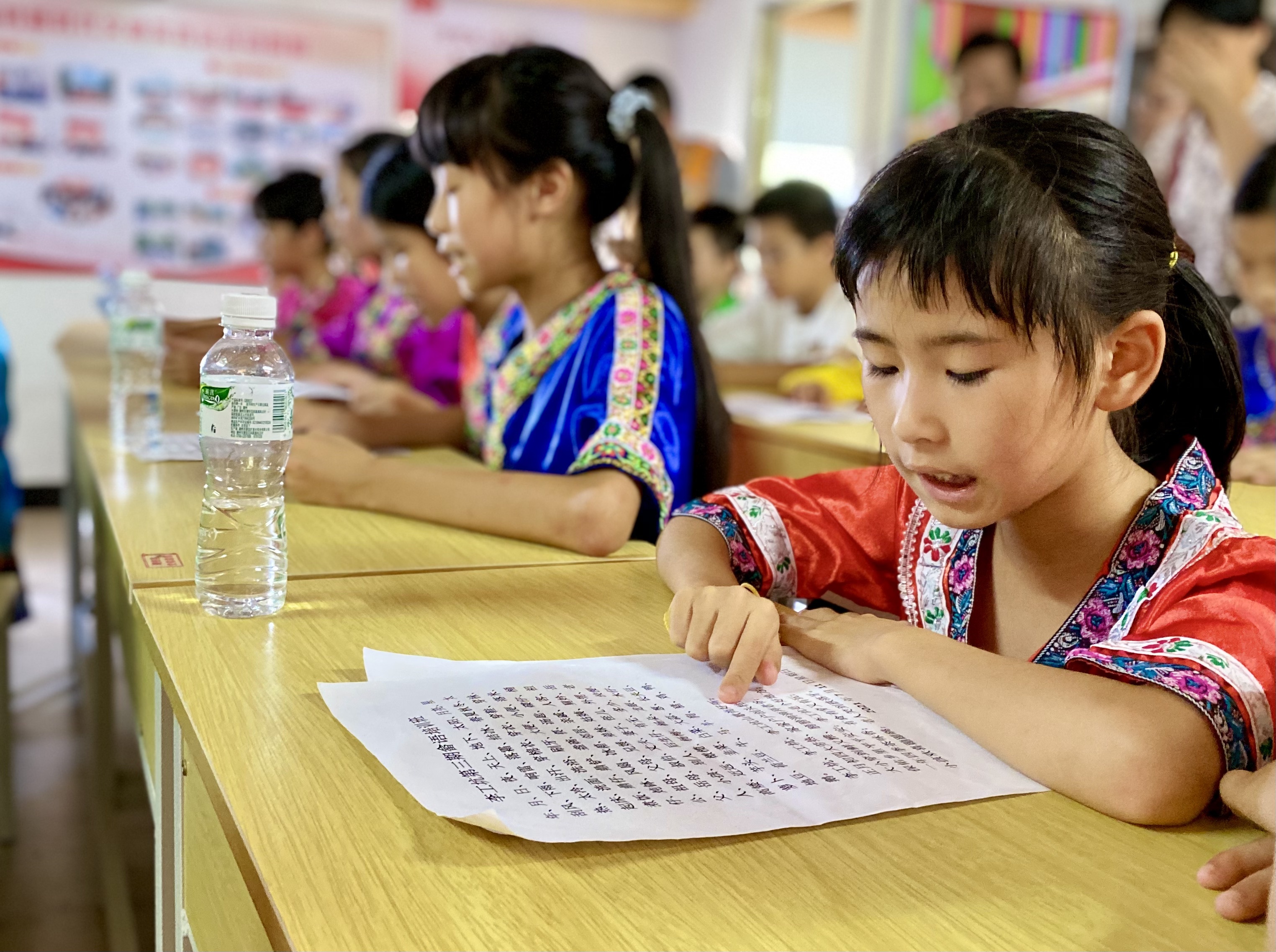 李工坑村内,畲族小孩正在学说畲语。