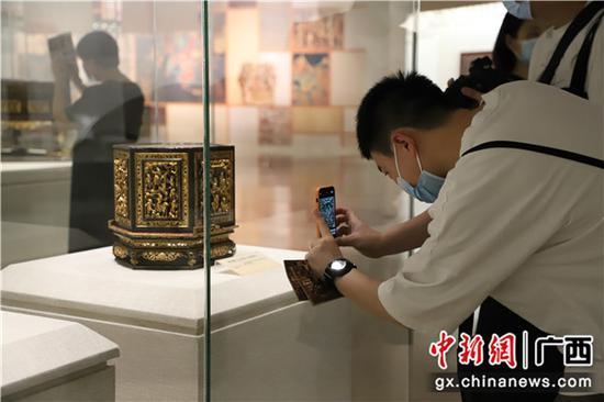 观众观展。黄源 供图