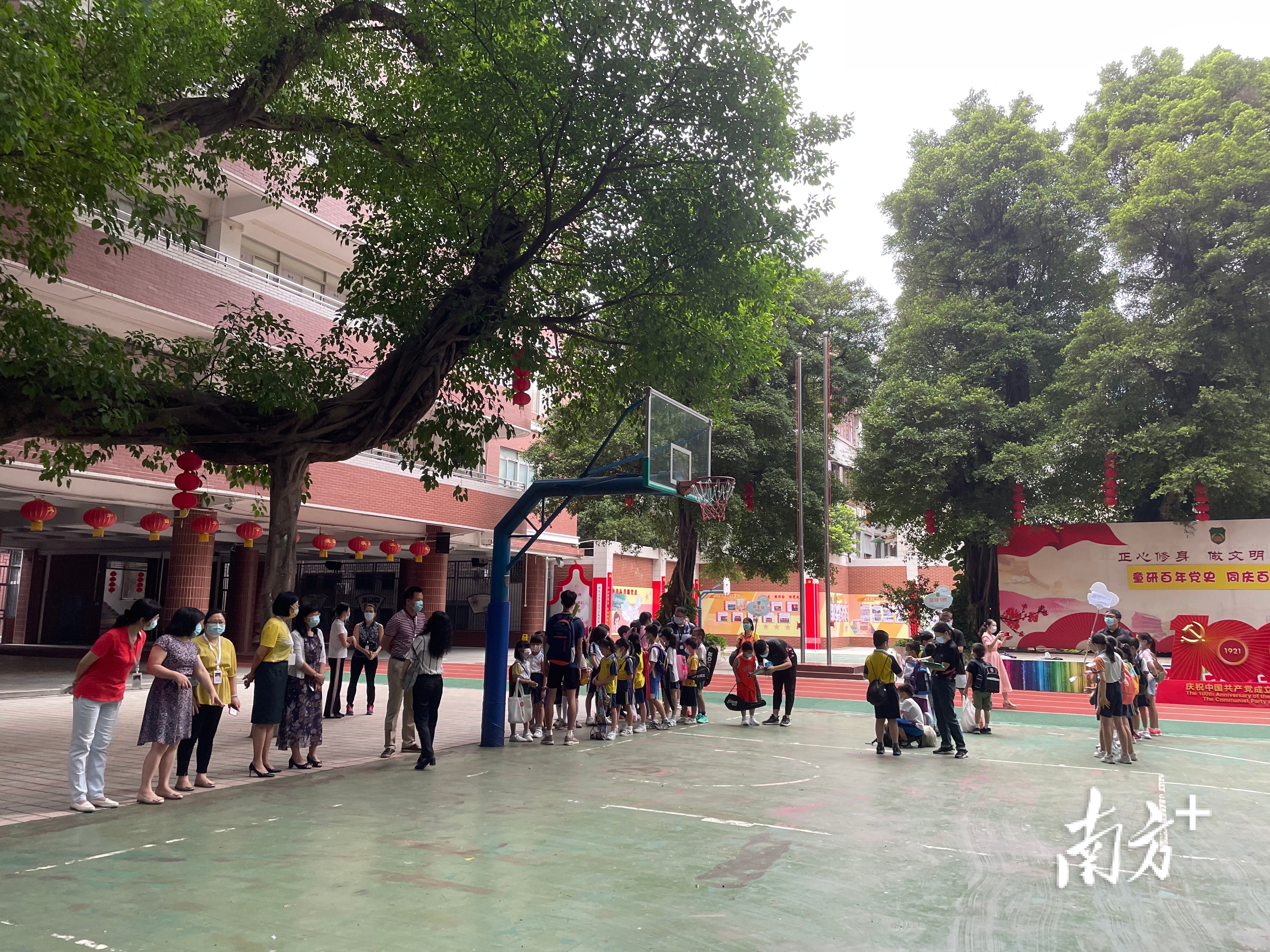 9所学校校长站成一排等待学生