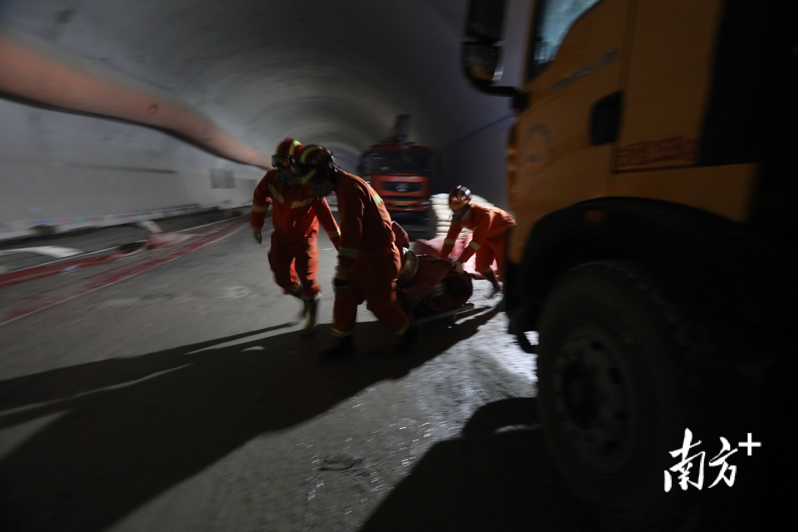 救援人员搬运大型排涝设施水带。 救援人员搬运大型排涝设施水带。
