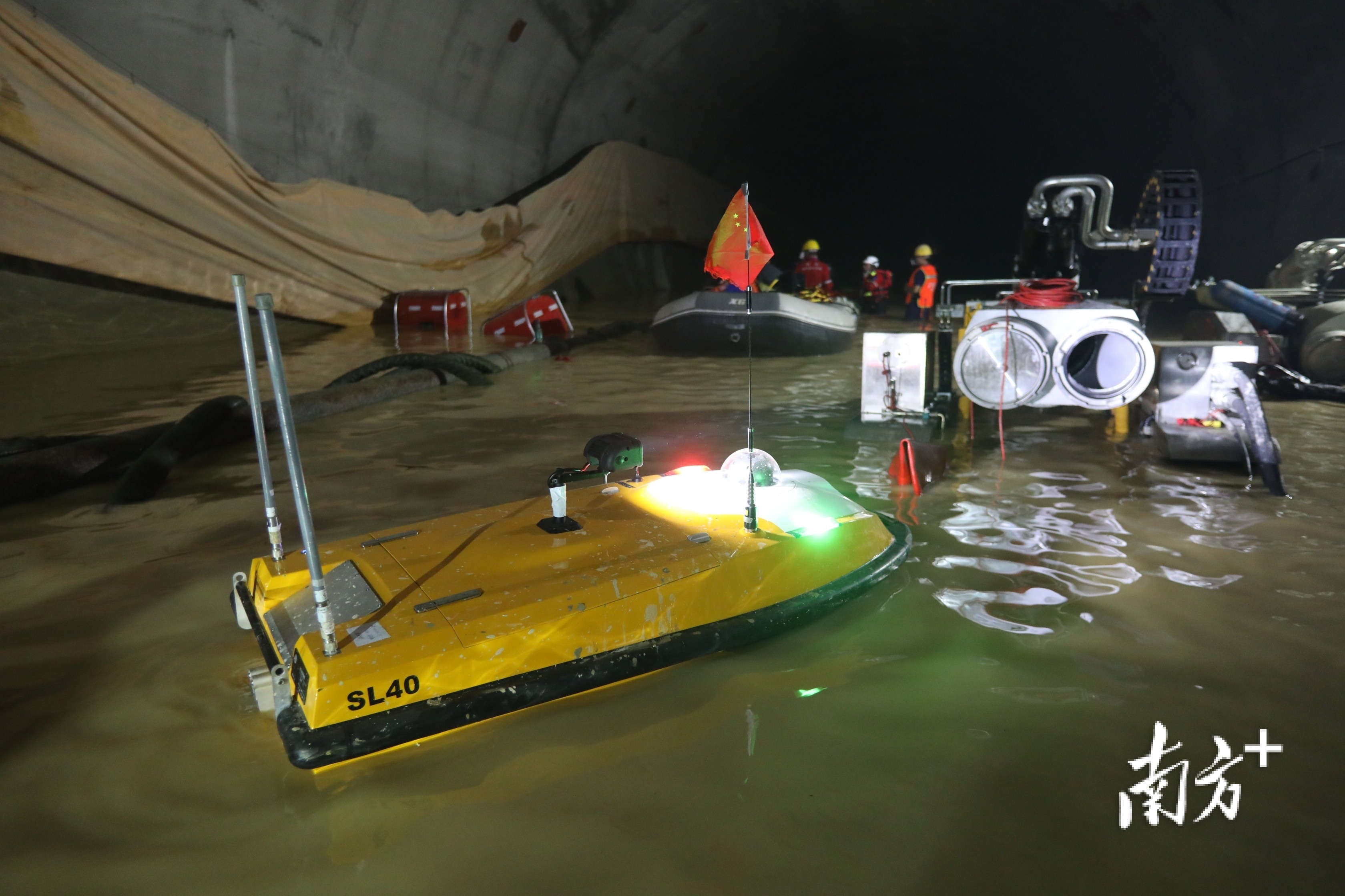 救援人员动用无人船参与搜救 救援人员动用无人船参与搜救