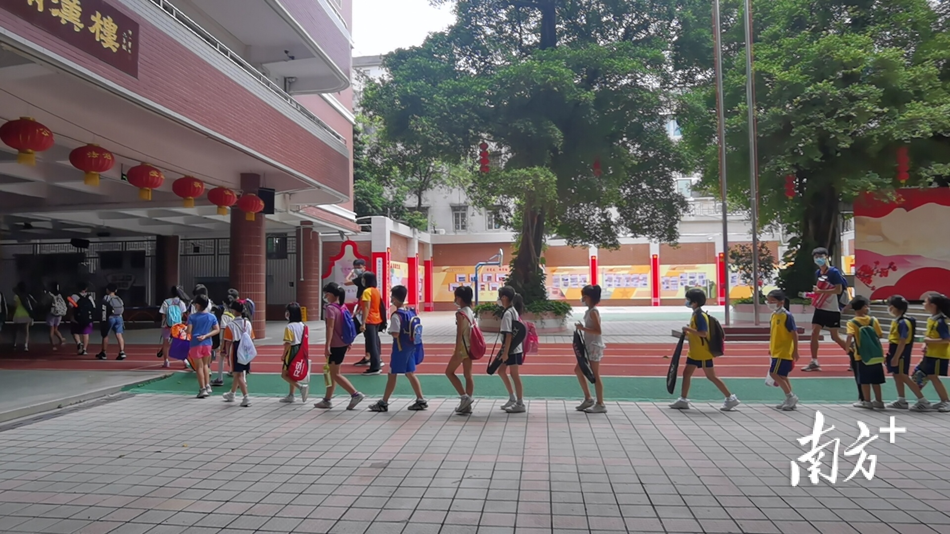 学生前往乒乓球课场地上课