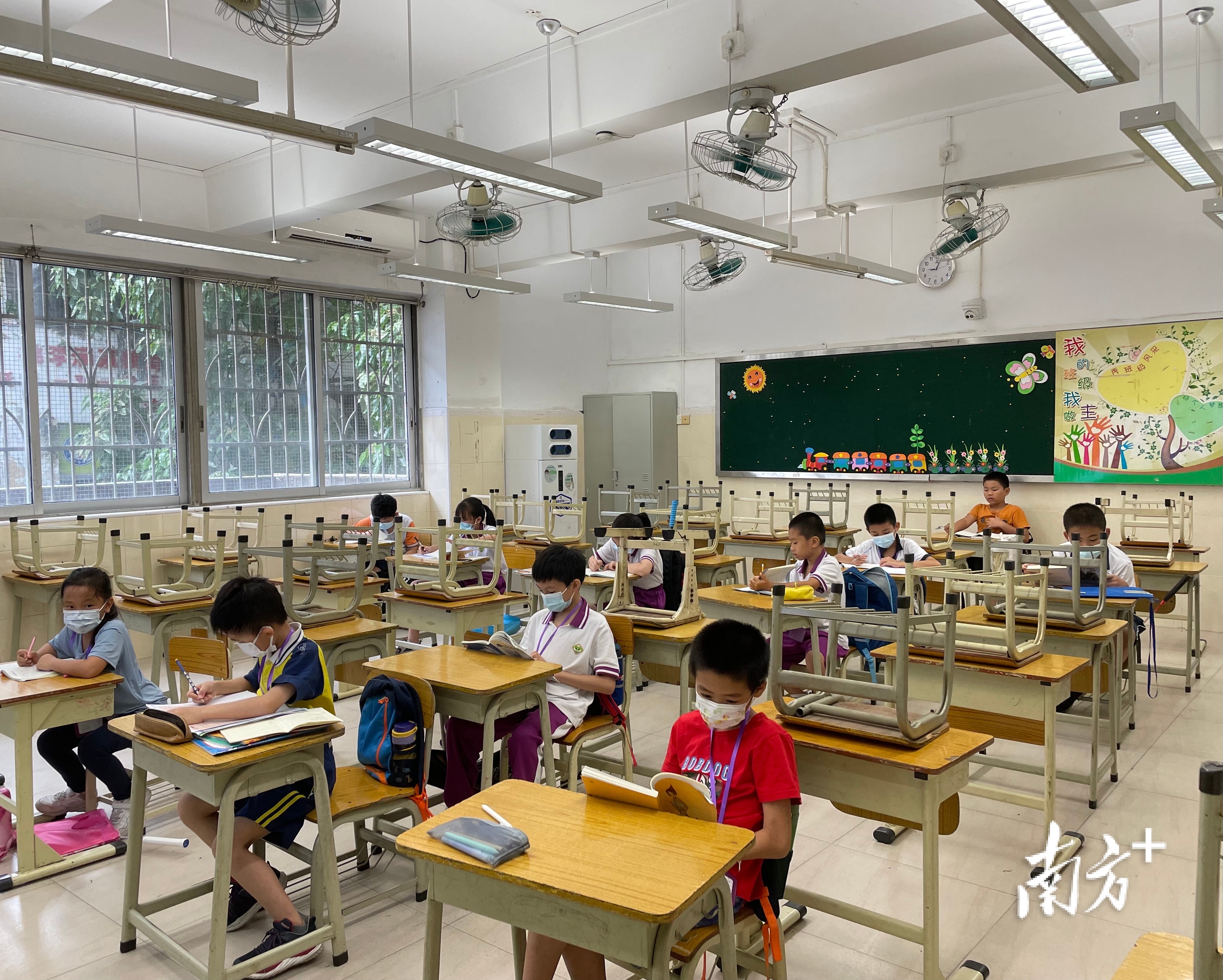 基础托管班的学生在看书