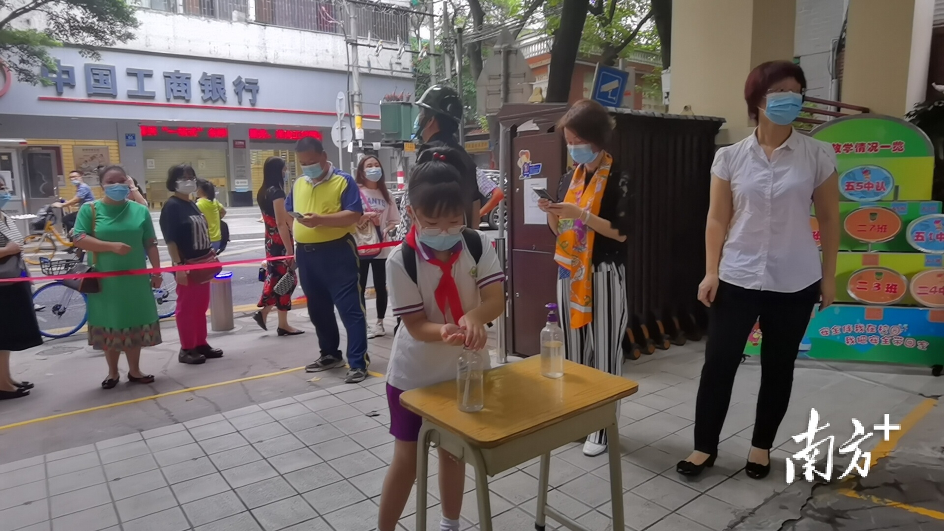 学生走进朝天小学