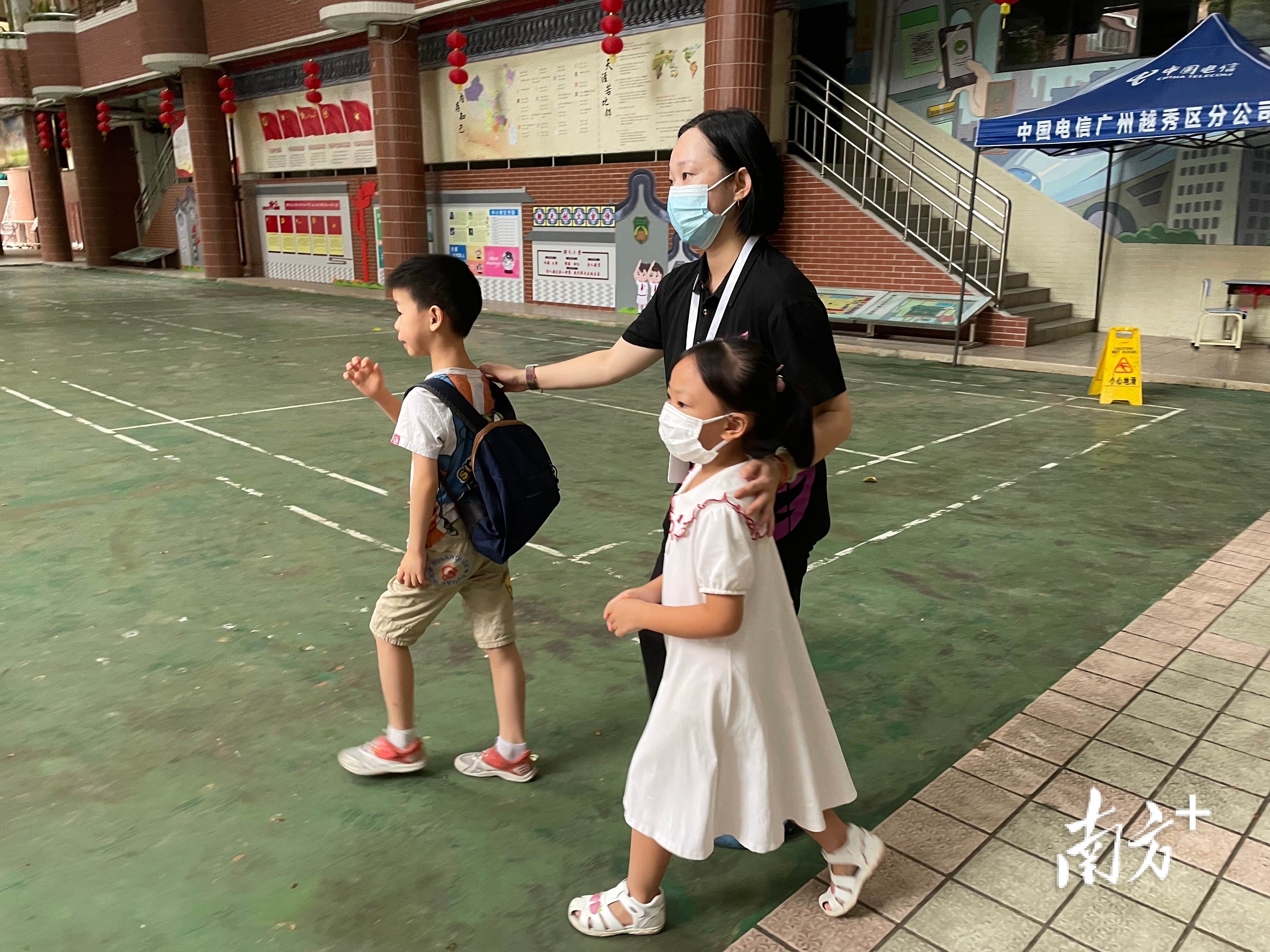 老师指引学生到达所在班级