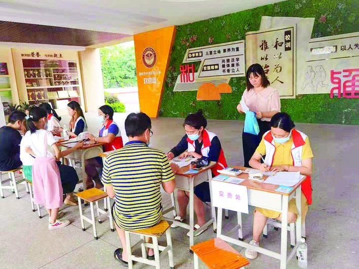 市中洲实验小学暑期托管报名现场。