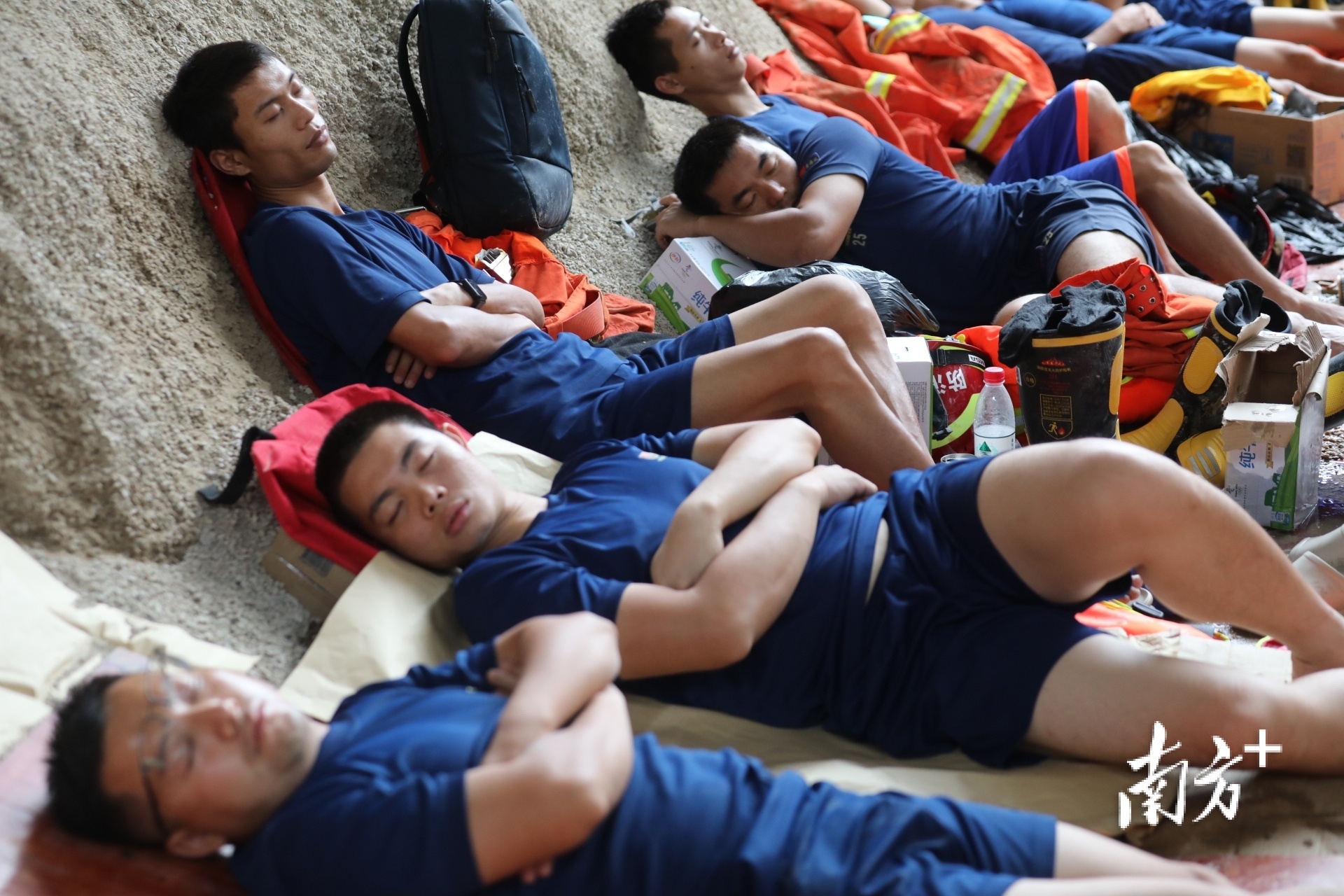 救援间隙消防队员就地在沙地上休息。 救援间隙消防队员就地在沙地上休息。