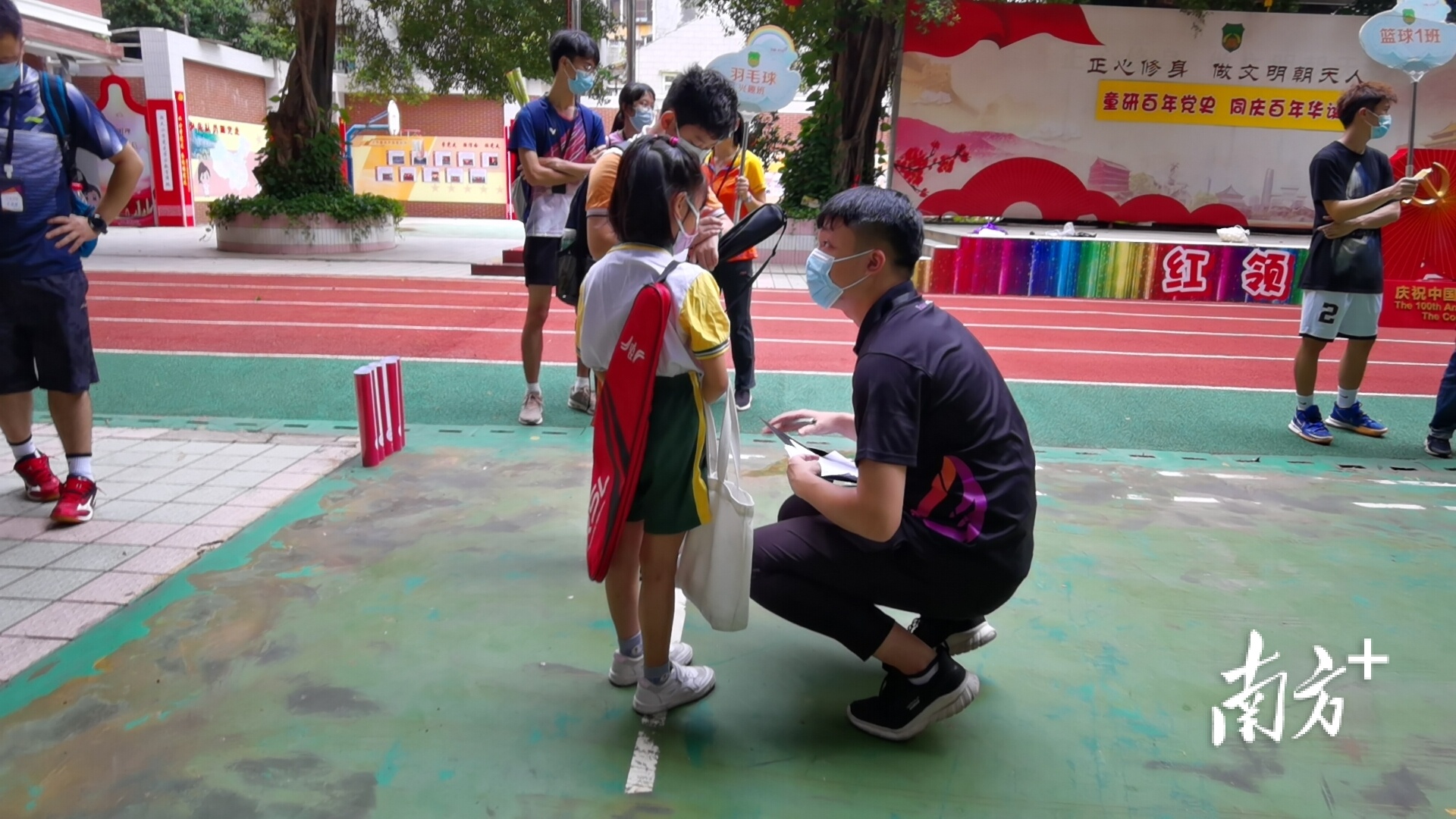 老师正在询问学生属于哪个班