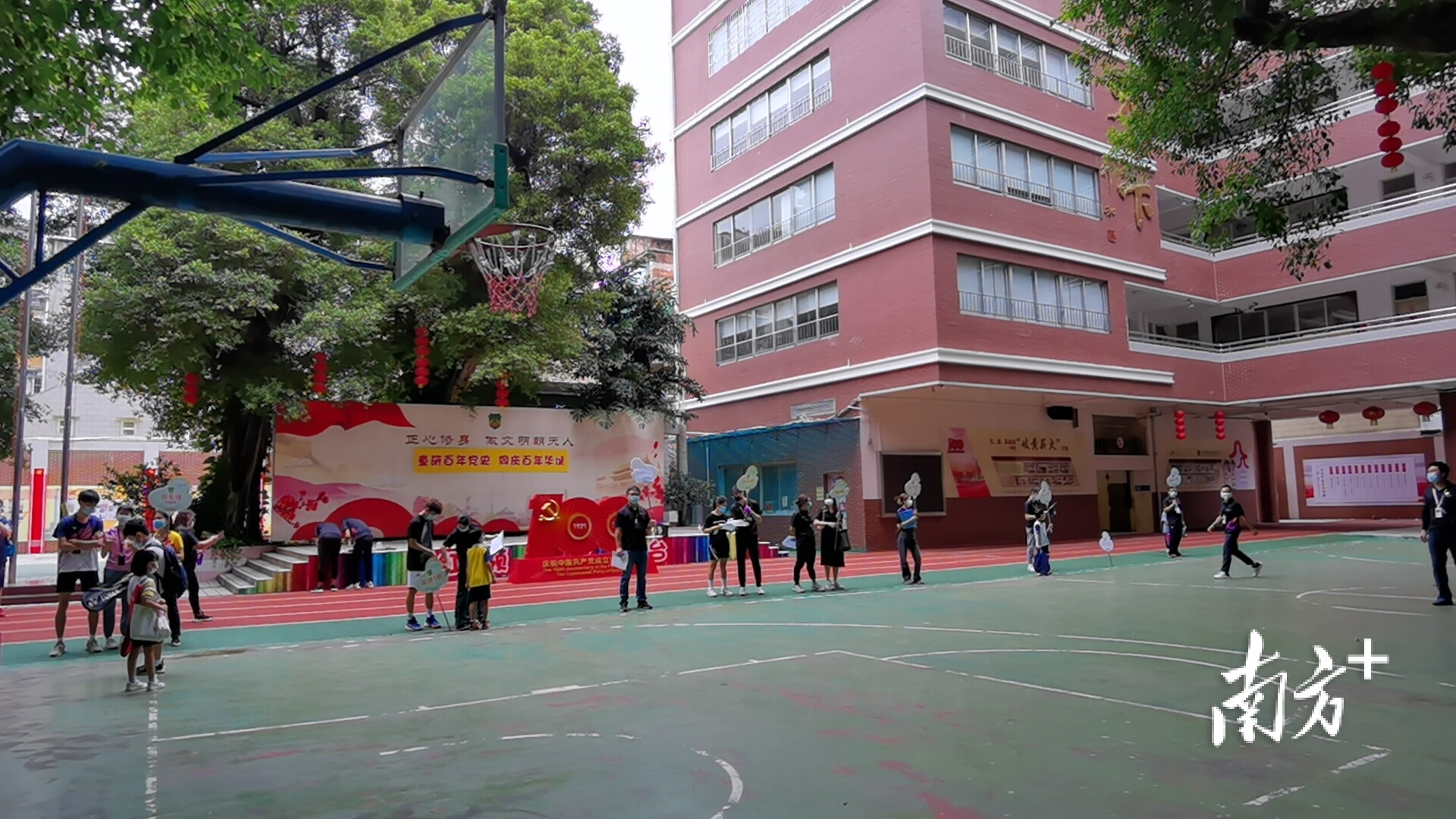 飞扬体育俱乐部的老师正在举牌等待学生