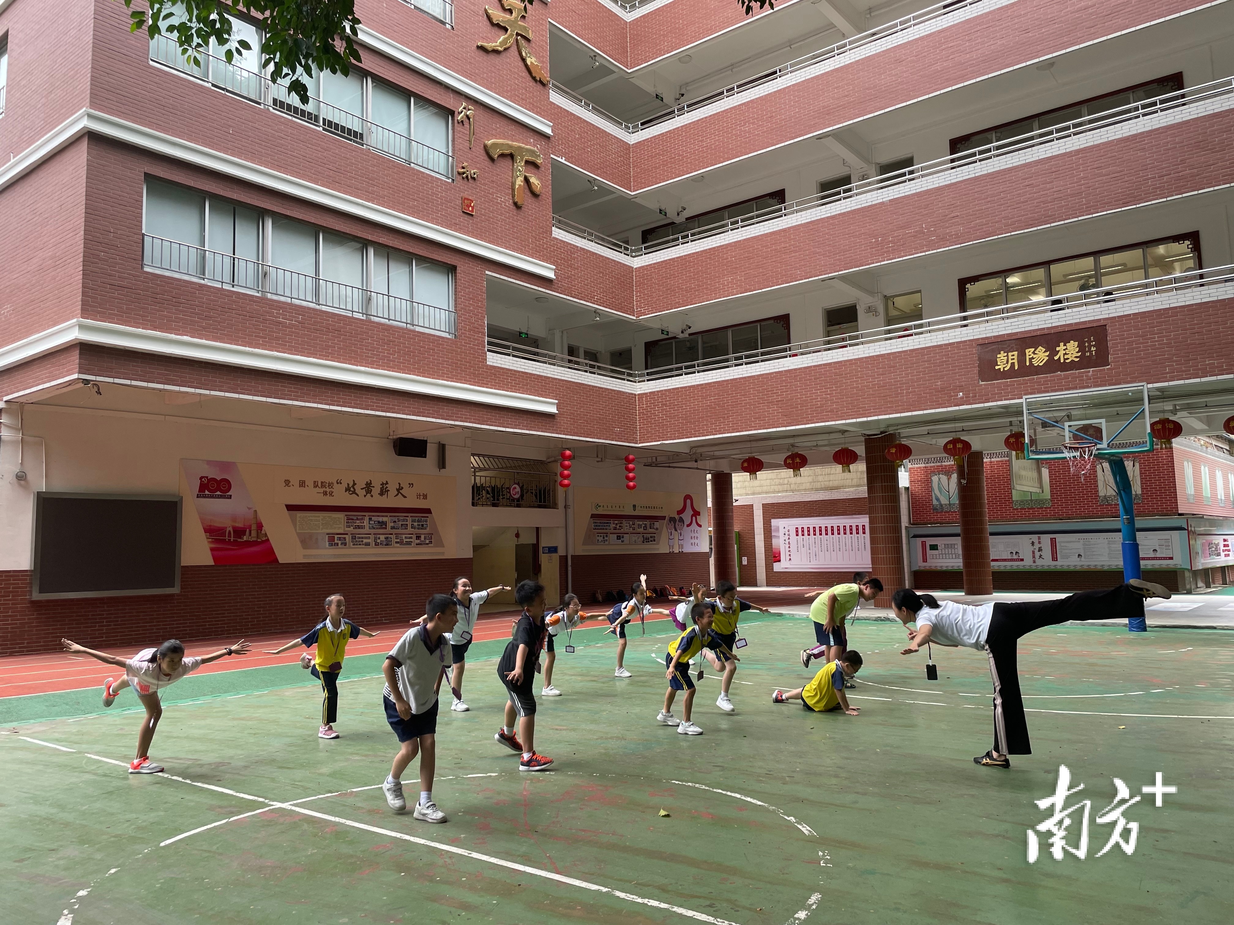 体能训练课堂正在上课