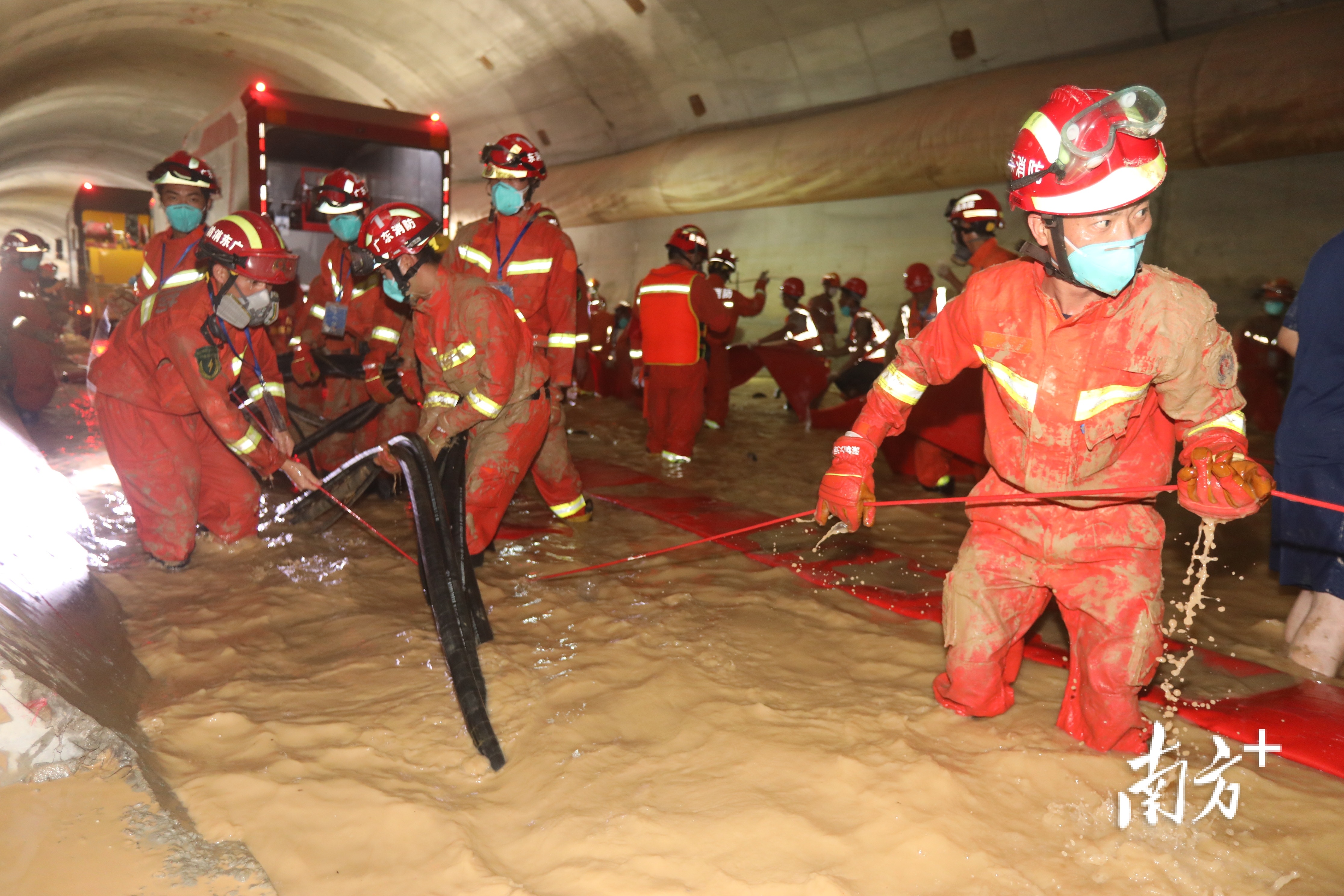 救援人员排水作业