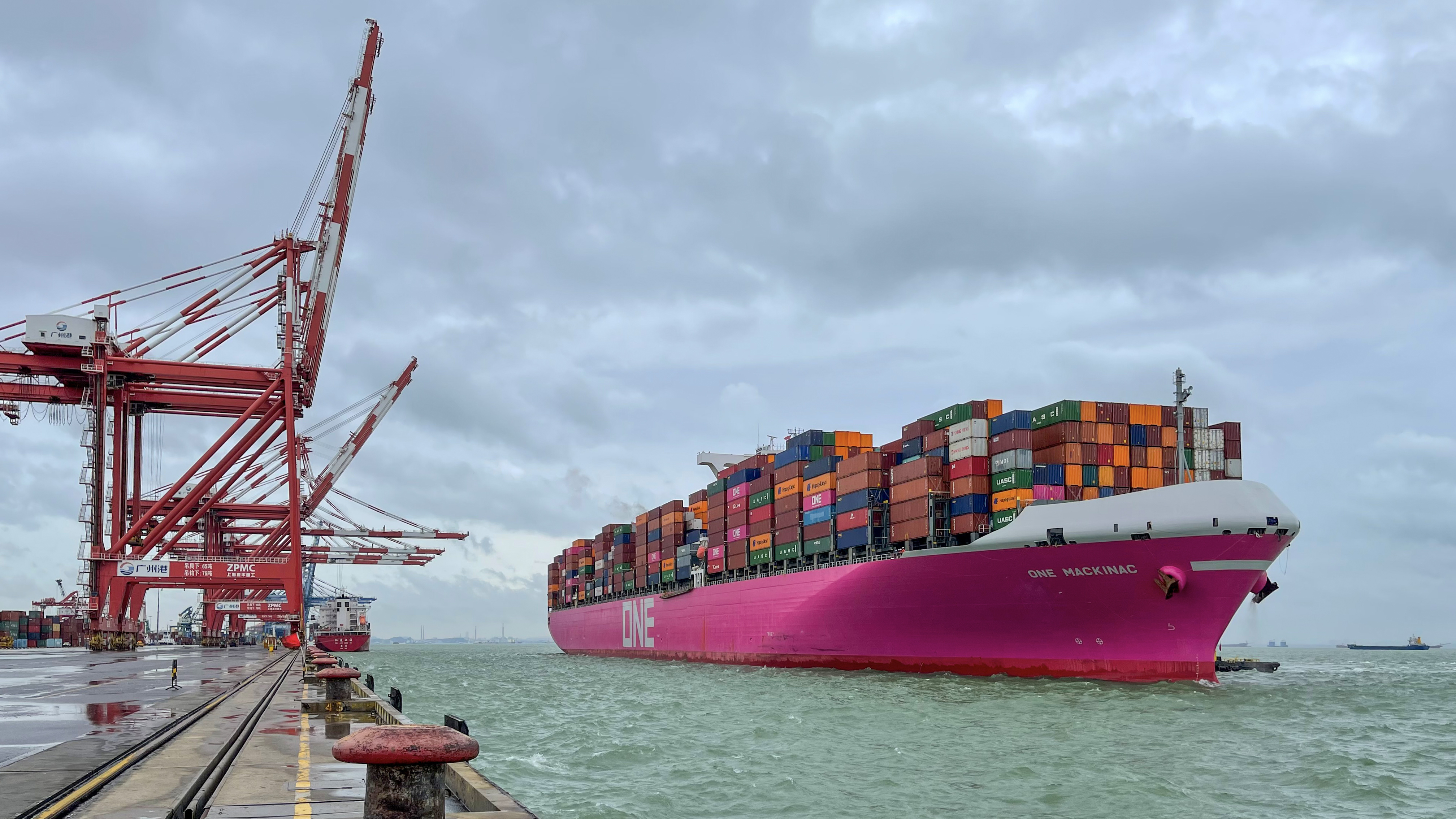 “第马奇诺”顺利靠泊南沙三期码头。