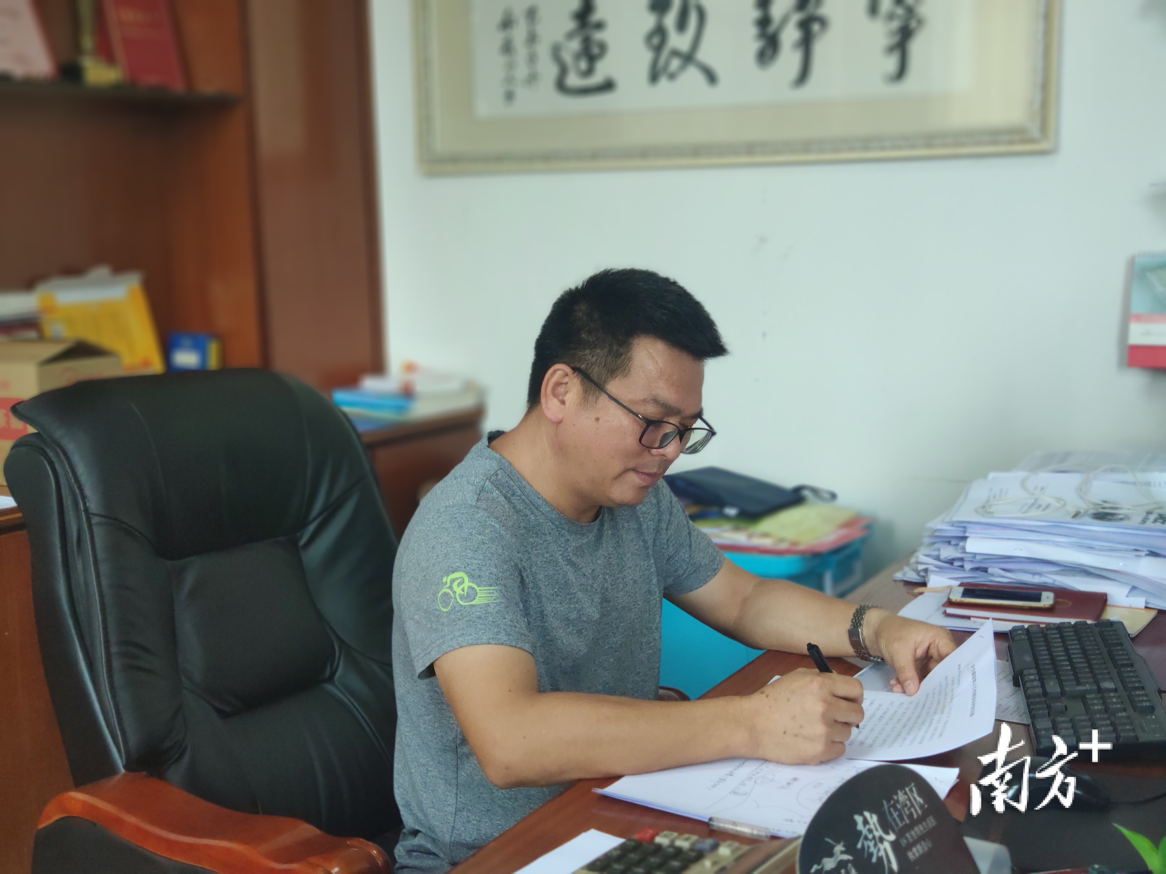 何举论正筹备组建三益村退役军人义工队。黄绍侦 摄