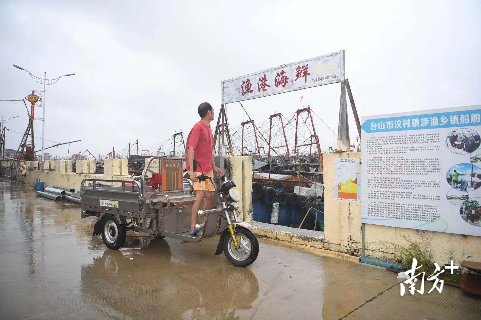 船员到码头购买日常用品，安全起见，拆掉摆渡船的遮篷。