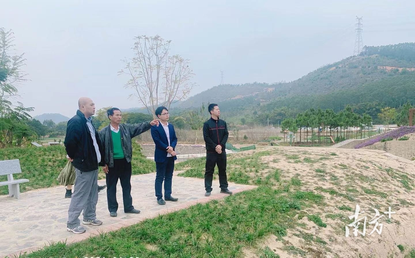 在高明，梁嘉杰等人每日行走在乡村里调研村情村况。受访者供图