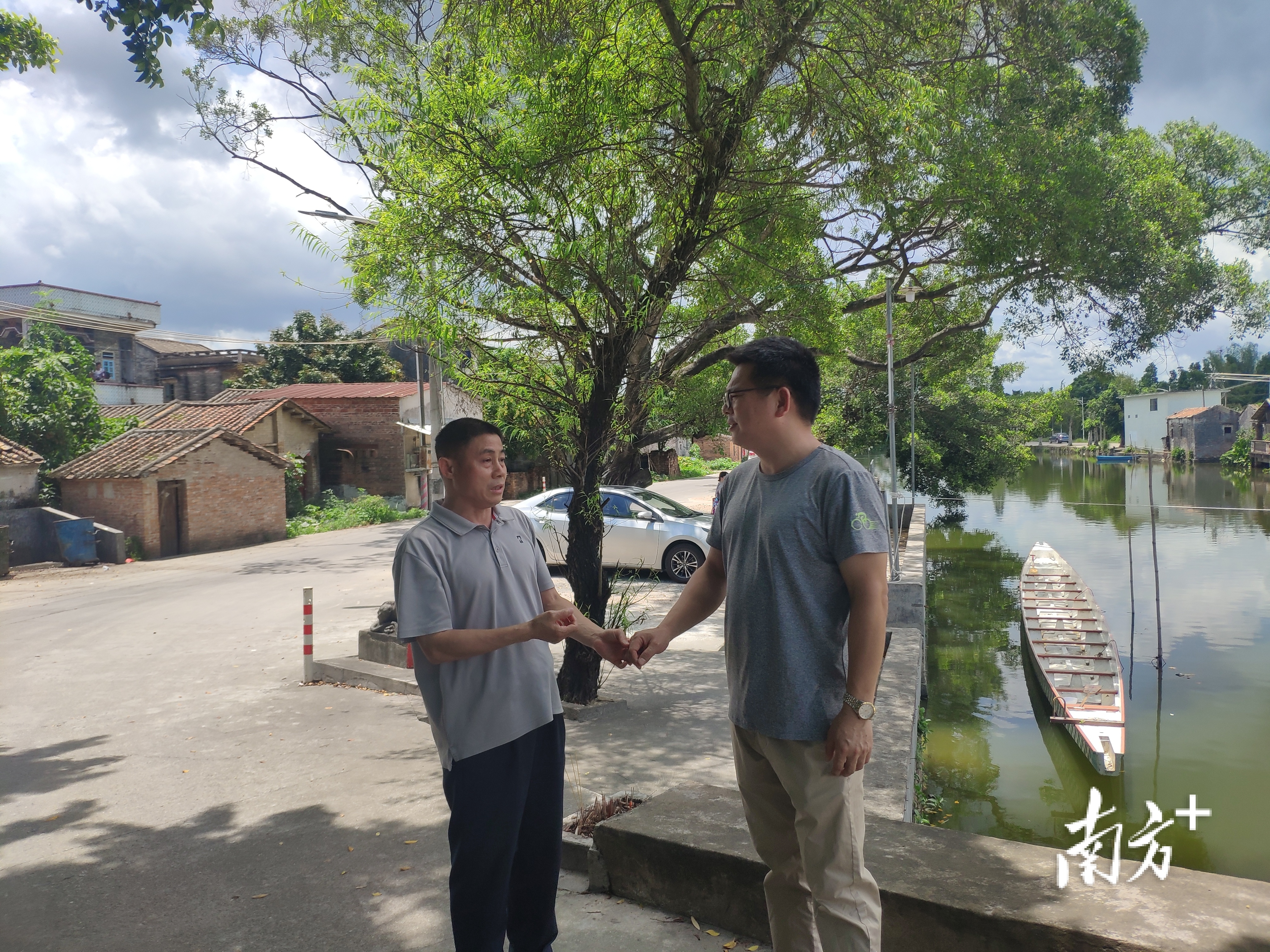 村民拉着何举论的手话家常。黄绍侦 摄