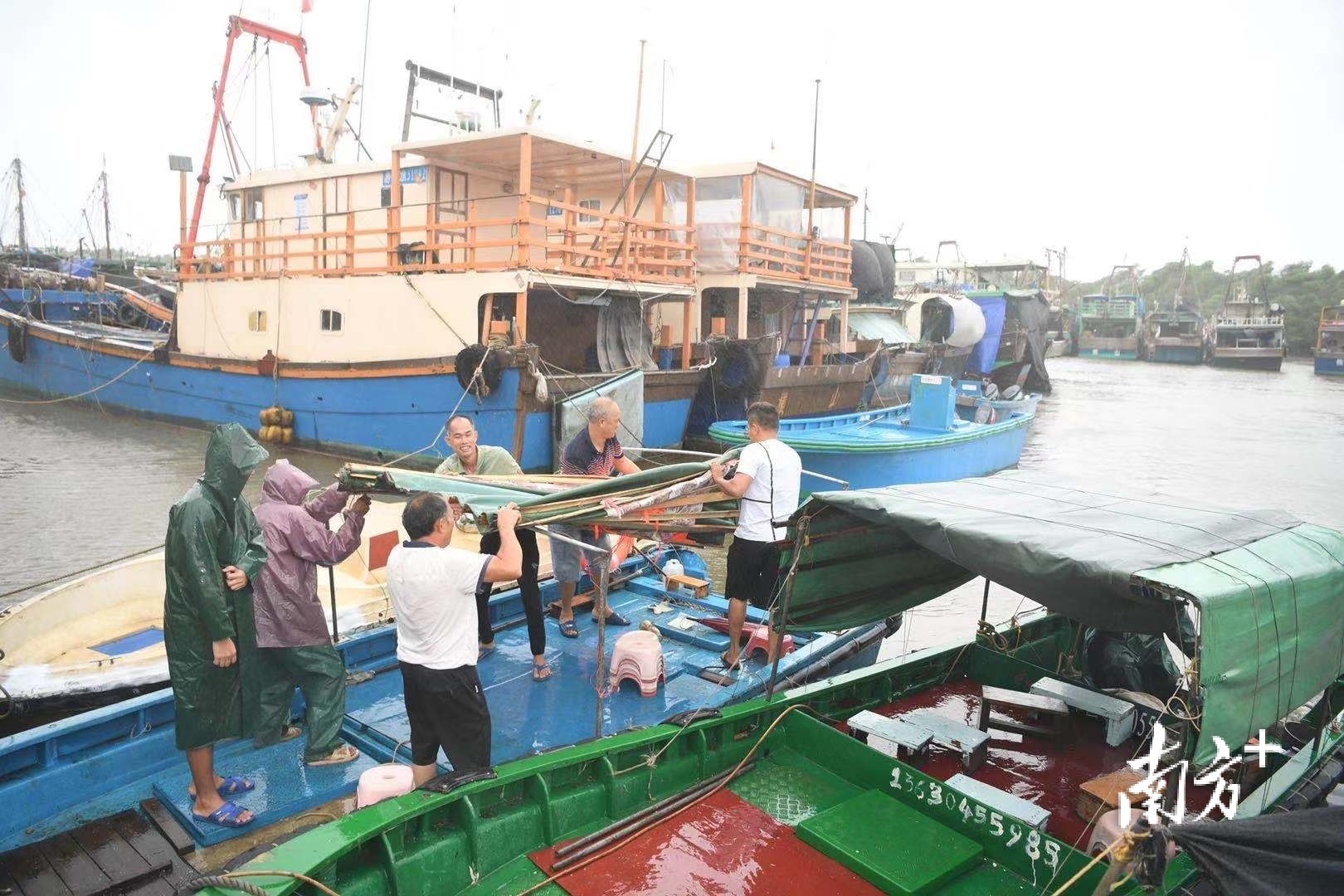  横山渔港不少渔民自发组建摆渡队伍，帮助避风船员往返船只和码头。
