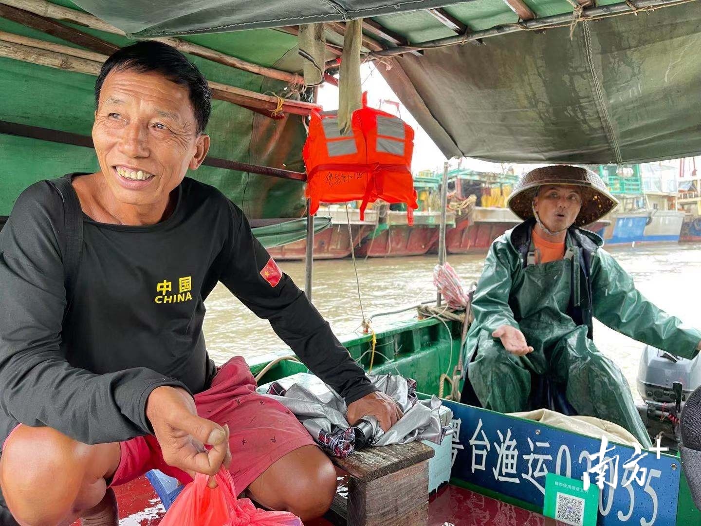 卓华购买生活物资后，正乘坐摆渡船返回渔船。