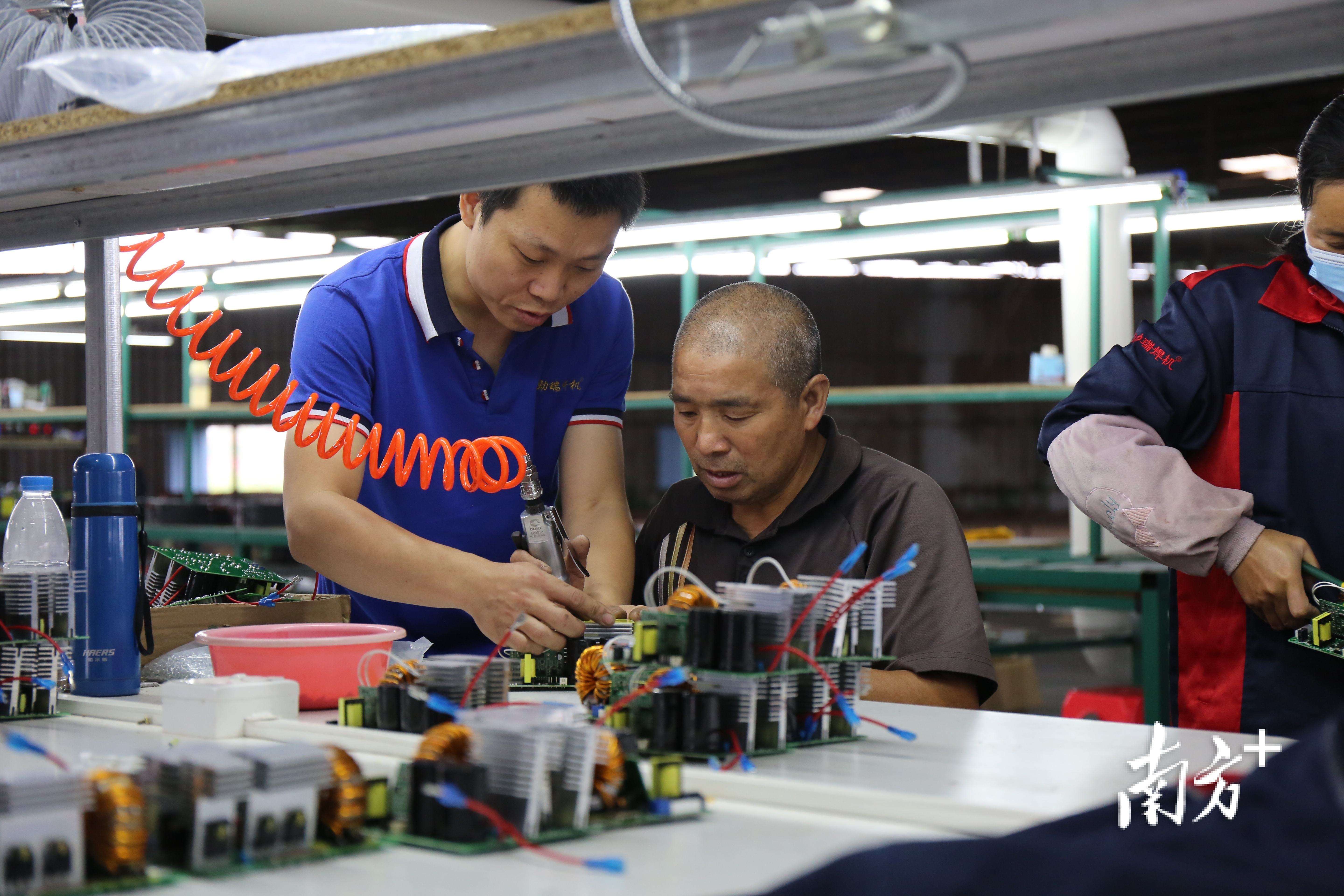 返乡技术员徐承忠正在指导工人组装