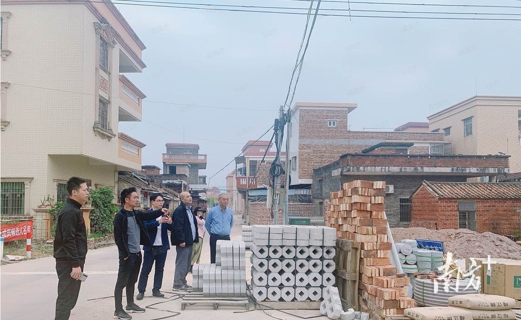 高明区崇南村的改造工程收尾，梁嘉杰等人进行阶段回访。受访者供图