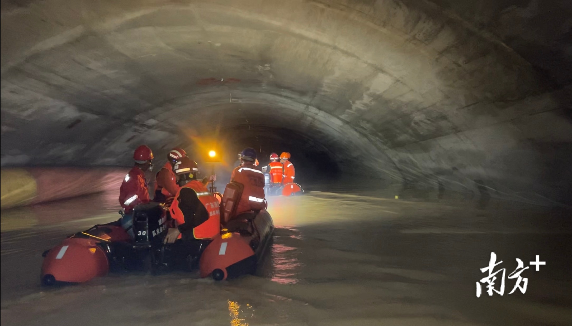 救援人员在隧道内搜救