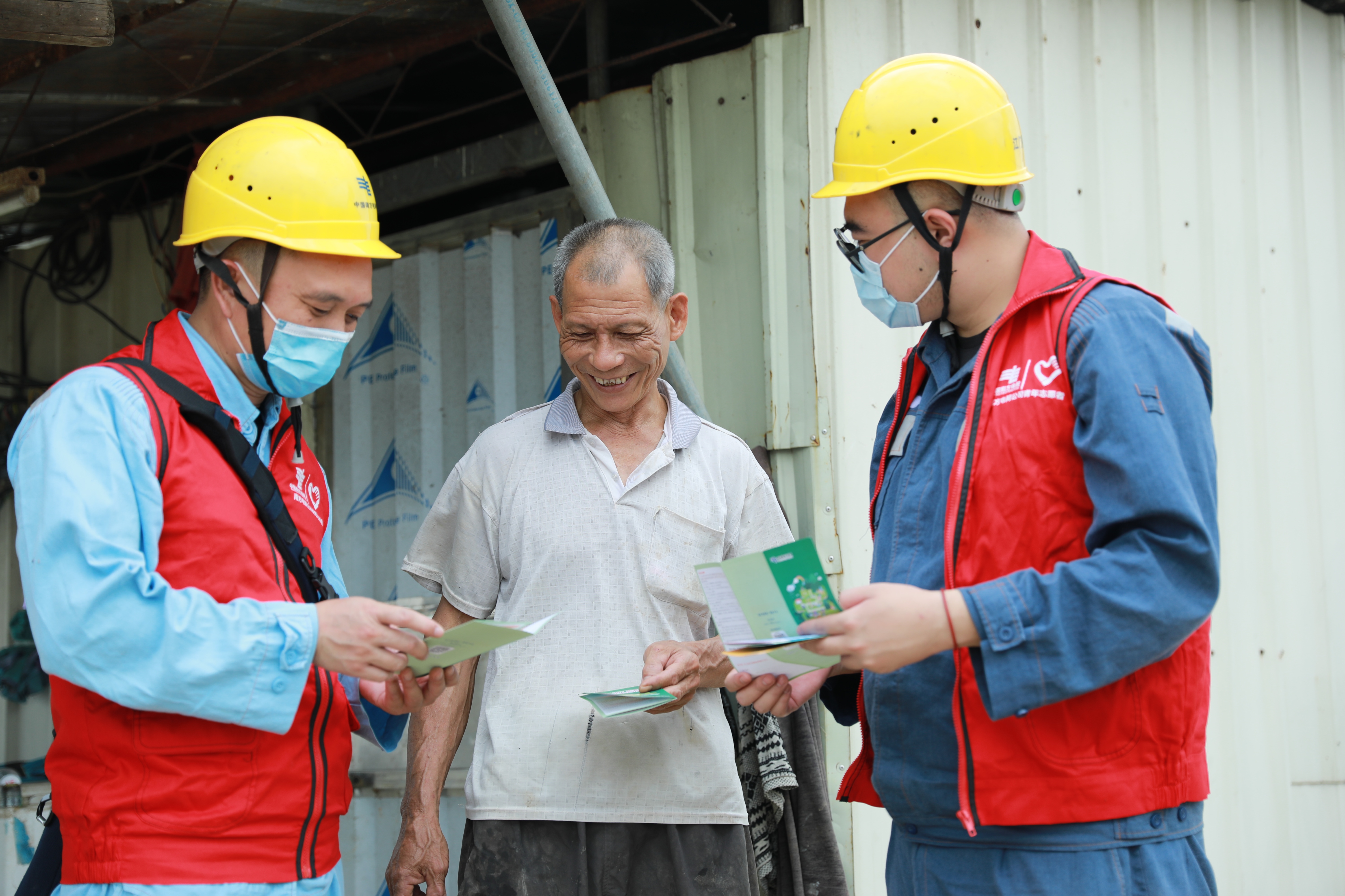 蓬江供电局志愿服务队走进乡村宣传用电安全.郭锴 摄