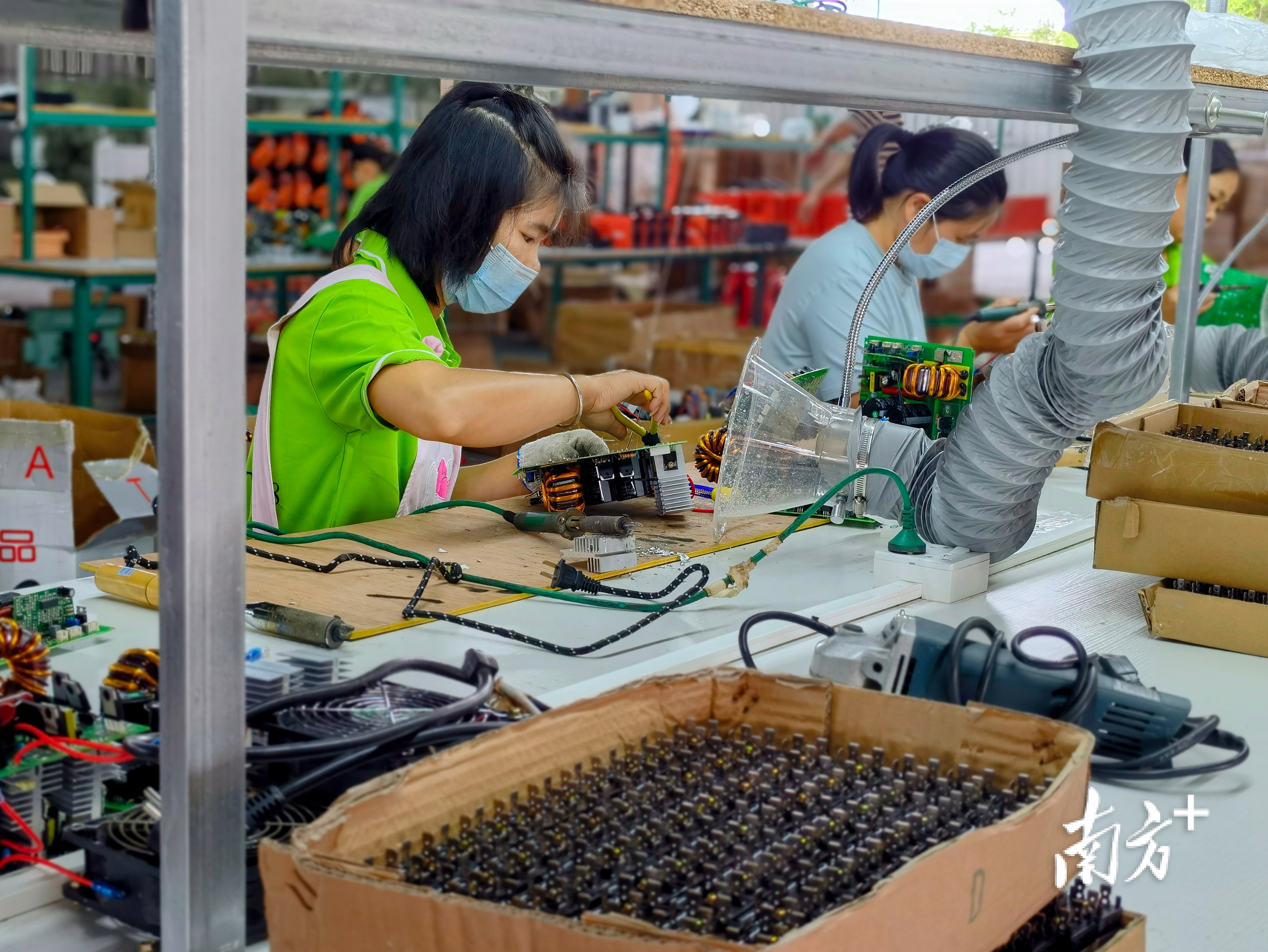 韶关南雄市珠玑镇里仁村电焊机组装扶贫车间内，在家留守的妇女们变身产业工人