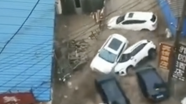 南方拍客|暴雨引发洪涝，河南汝州多辆汽车被洪水卷走