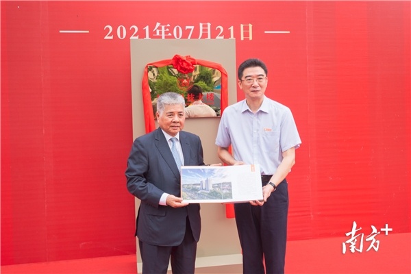 惠州学院向旭日集团赠送纪念画册。