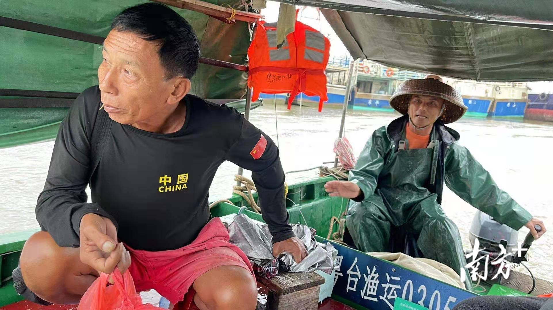 避风渔船船员正搭乘杨胜泷的摆渡船.南方日报记者 杨兴乐 摄