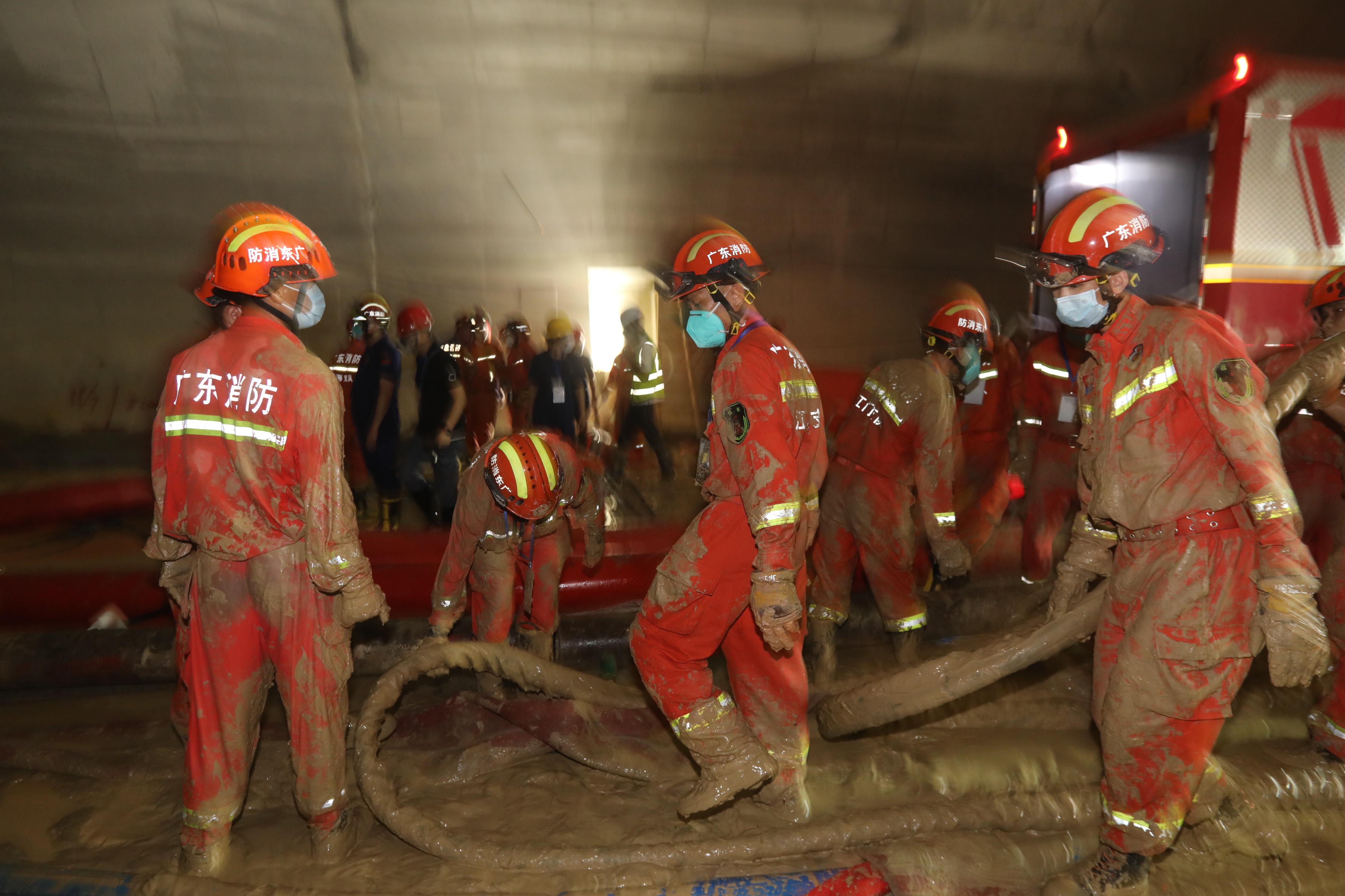 武警官兵紧急投入广东珠海石景山隧道施工段透水事故抢险救援