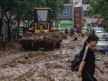 一线直击 | 楼房坍塌、车辆被埋，暴雨后的巩义小镇陷入泥潭