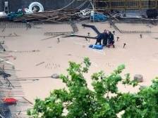 河南暴雨已致25人遇难，防汛发布会上全体人员为遇难者默哀