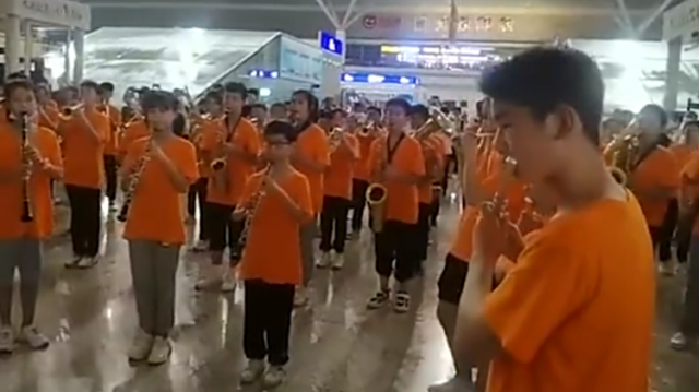 南方拍客|管乐团学生郑州高铁站滞留，现场演奏为被困旅客打气