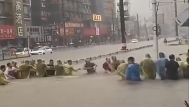 南方拍客|河南暴雨中的最美身影！这些市民都在逆行救人